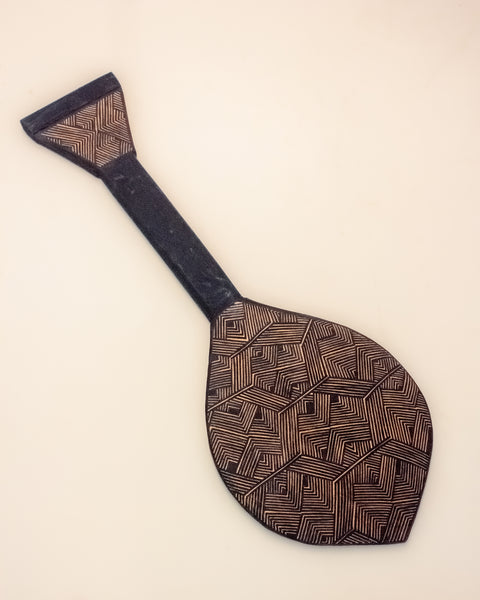 Os Remos indígenas são feitos de madeira que vem da floresta em pé, e são esculpidos e pintados à mão pelos povos indígenas do Brasil. Ganhe 10% de desconto na sua primeira compra!