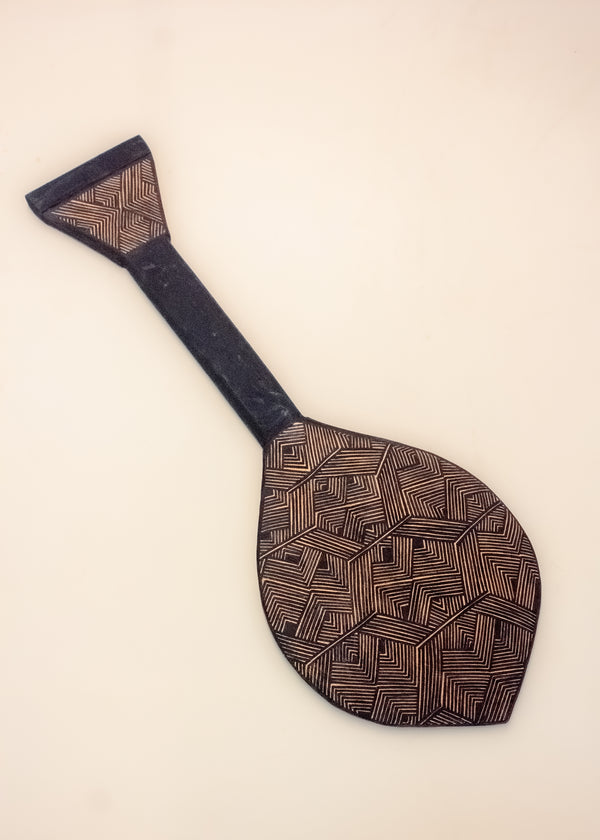 Os Remos indígenas são feitos de madeira que vem da floresta em pé, e são esculpidos e pintados à mão pelos povos indígenas do Brasil. Ganhe 10% de desconto na sua primeira compra!