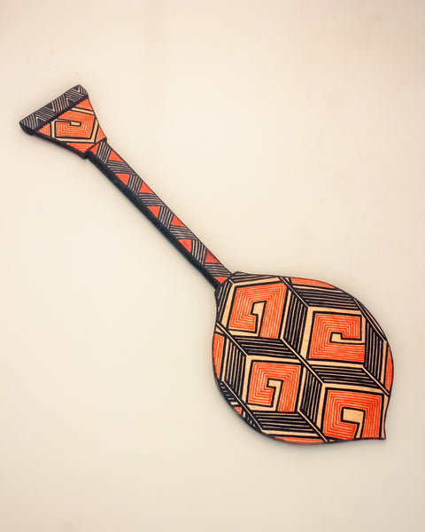 Os Remos indígenas são feitos de madeira que vem da floresta em pé, e são esculpidos e pintados à mão pelos povos indígenas do Brasil. Ganhe 10% de desconto na sua primeira compra!