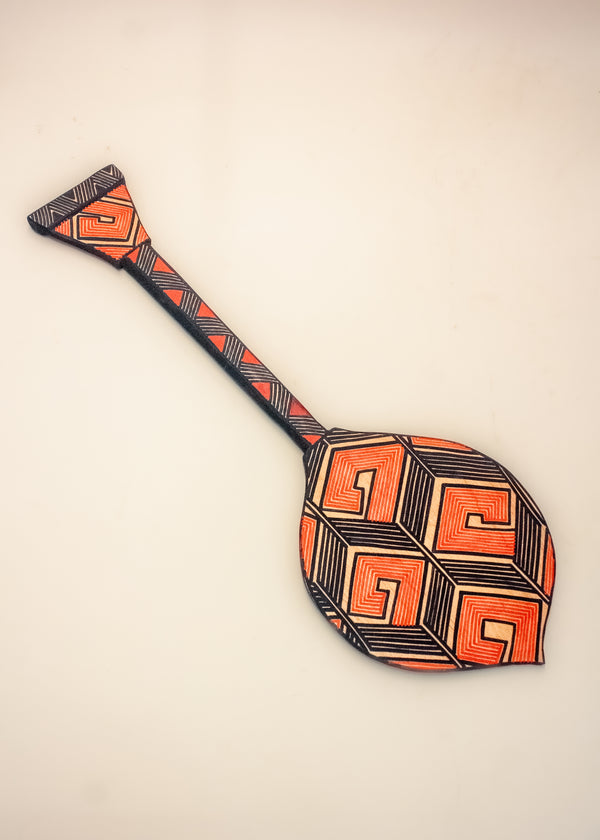 Os Remos indígenas são feitos de madeira que vem da floresta em pé, e são esculpidos e pintados à mão pelos povos indígenas do Brasil. Ganhe 10% de desconto na sua primeira compra!