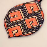 Os Remos indígenas são feitos de madeira que vem da floresta em pé, e são esculpidos e pintados à mão pelos povos indígenas do Brasil. Ganhe 10% de desconto na sua primeira compra!