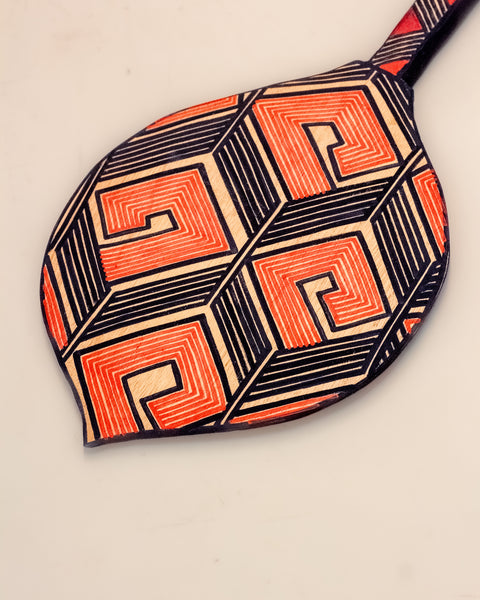 Os Remos indígenas são feitos de madeira que vem da floresta em pé, e são esculpidos e pintados à mão pelos povos indígenas do Brasil. Ganhe 10% de desconto na sua primeira compra!