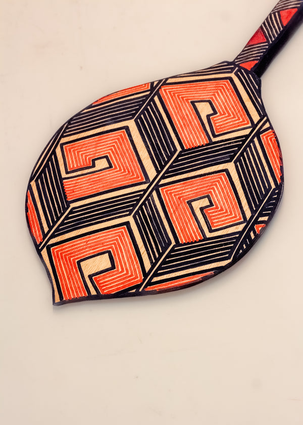 Os Remos indígenas são feitos de madeira que vem da floresta em pé, e são esculpidos e pintados à mão pelos povos indígenas do Brasil. Ganhe 10% de desconto na sua primeira compra!