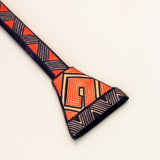 Os Remos indígenas são feitos de madeira que vem da floresta em pé, e são esculpidos e pintados à mão pelos povos indígenas do Brasil. Ganhe 10% de desconto na sua primeira compra!