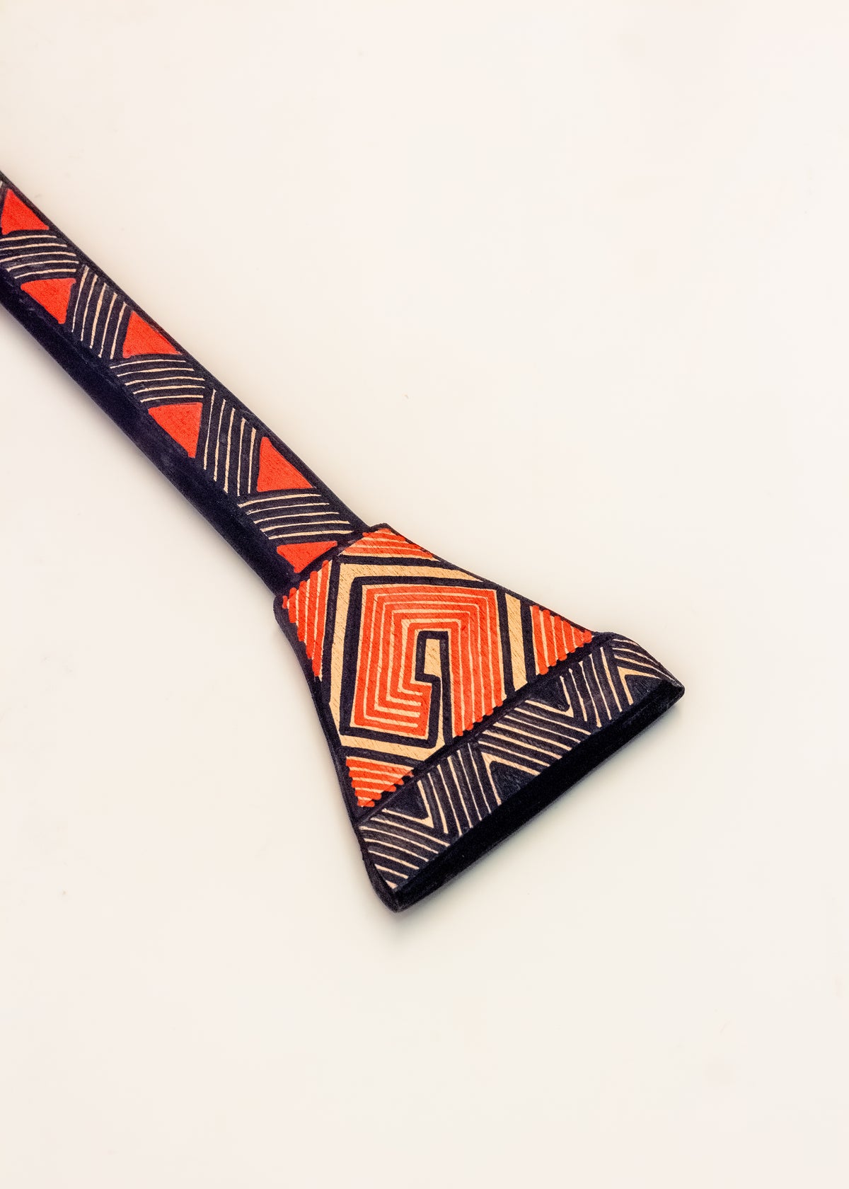 Os Remos indígenas são feitos de madeira que vem da floresta em pé, e são esculpidos e pintados à mão pelos povos indígenas do Brasil. Ganhe 10% de desconto na sua primeira compra!