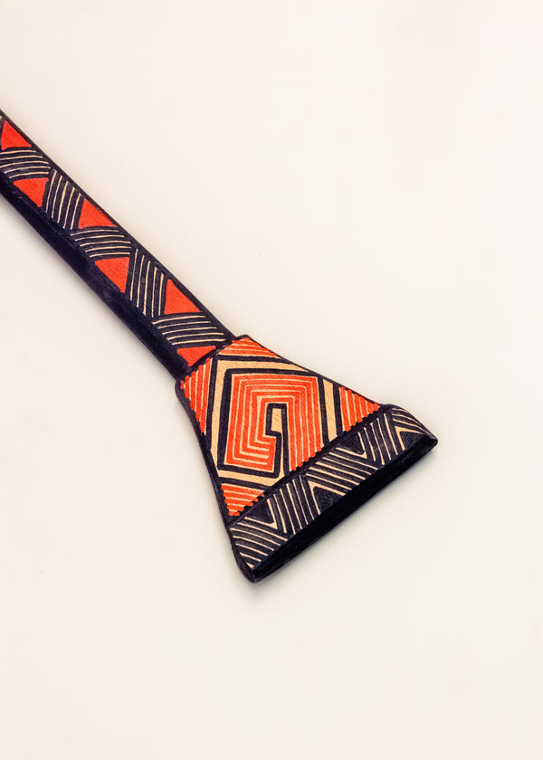 Os Remos indígenas são feitos de madeira que vem da floresta em pé, e são esculpidos e pintados à mão pelos povos indígenas do Brasil. Ganhe 10% de desconto na sua primeira compra!