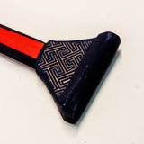 Os Remos indígenas são feitos de madeira que vem da floresta em pé, e são esculpidos e pintados à mão pelos povos indígenas do Brasil. Ganhe 10% de desconto na sua primeira compra!