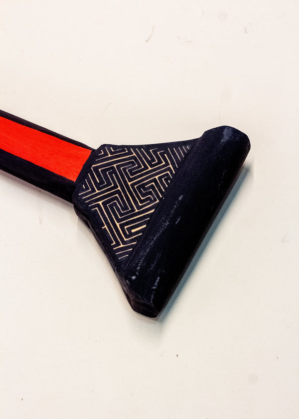 Os Remos indígenas são feitos de madeira que vem da floresta em pé, e são esculpidos e pintados à mão pelos povos indígenas do Brasil. Ganhe 10% de desconto na sua primeira compra!