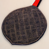 Os Remos indígenas são feitos de madeira que vem da floresta em pé, e são esculpidos e pintados à mão pelos povos indígenas do Brasil. Ganhe 10% de desconto na sua primeira compra!