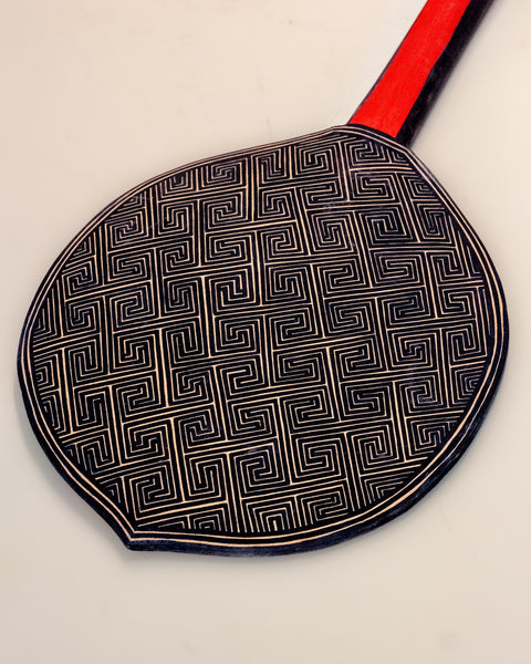 Os Remos indígenas são feitos de madeira que vem da floresta em pé, e são esculpidos e pintados à mão pelos povos indígenas do Brasil. Ganhe 10% de desconto na sua primeira compra!