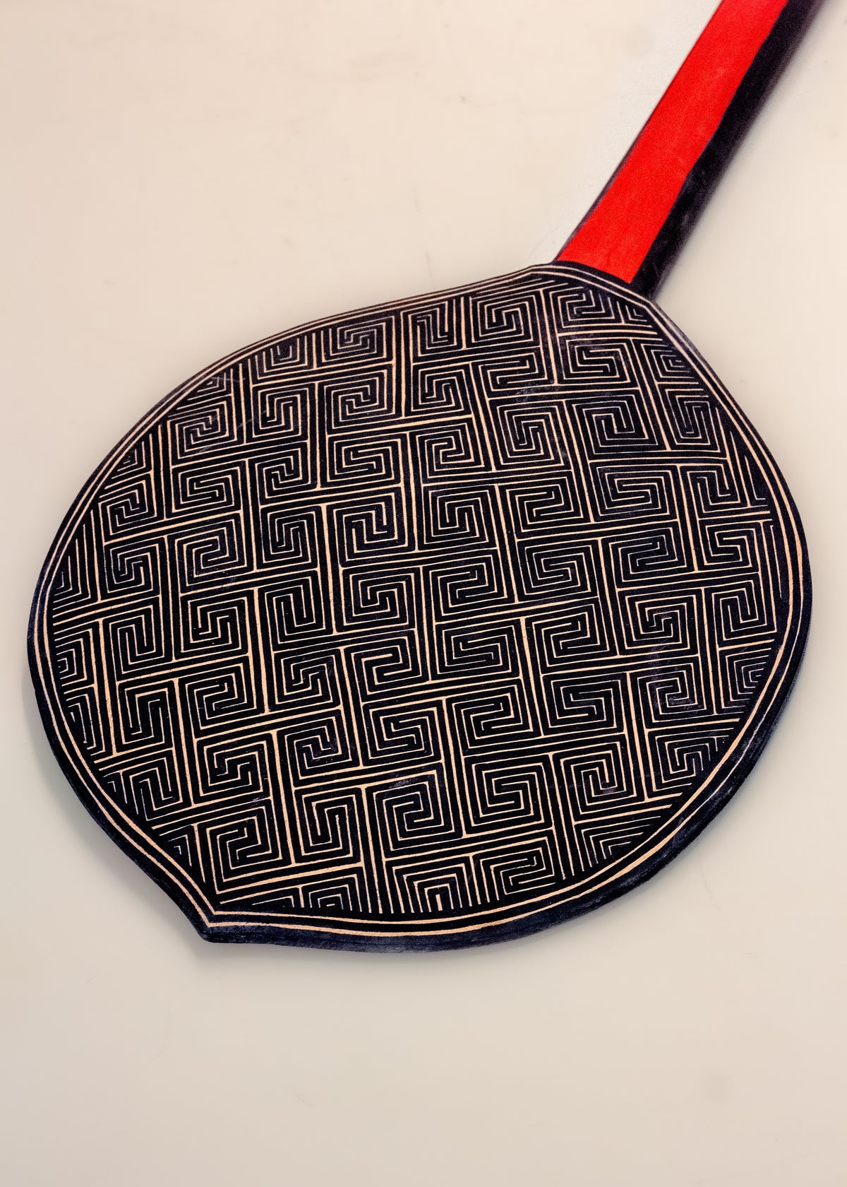 Os Remos indígenas são feitos de madeira que vem da floresta em pé, e são esculpidos e pintados à mão pelos povos indígenas do Brasil. Ganhe 10% de desconto na sua primeira compra!