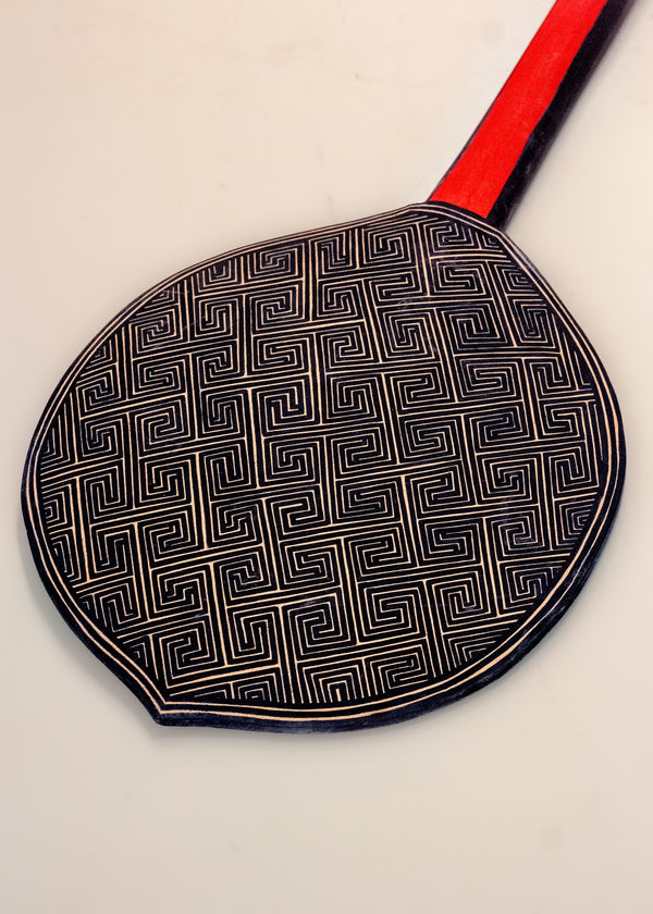 Os Remos indígenas são feitos de madeira que vem da floresta em pé, e são esculpidos e pintados à mão pelos povos indígenas do Brasil. Ganhe 10% de desconto na sua primeira compra!