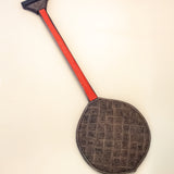 Os Remos indígenas são feitos de madeira que vem da floresta em pé, e são esculpidos e pintados à mão pelos povos indígenas do Brasil. Ganhe 10% de desconto na sua primeira compra!