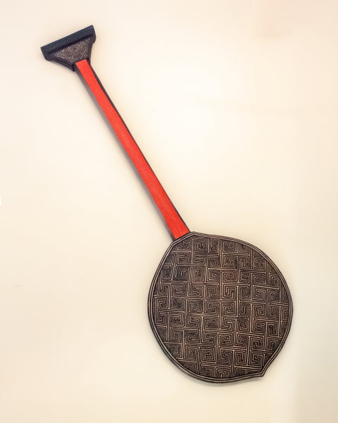 Os Remos indígenas são feitos de madeira que vem da floresta em pé, e são esculpidos e pintados à mão pelos povos indígenas do Brasil. Ganhe 10% de desconto na sua primeira compra!