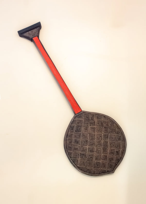 Os Remos indígenas são feitos de madeira que vem da floresta em pé, e são esculpidos e pintados à mão pelos povos indígenas do Brasil. Ganhe 10% de desconto na sua primeira compra!