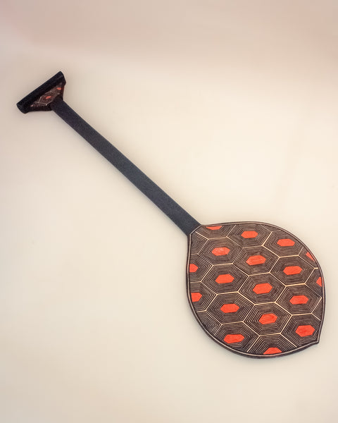 Os Remos indígenas são feitos de madeira que vem da floresta em pé, e são esculpidos e pintados à mão pelos povos indígenas do Brasil. Ganhe 10% de desconto na sua primeira compra!