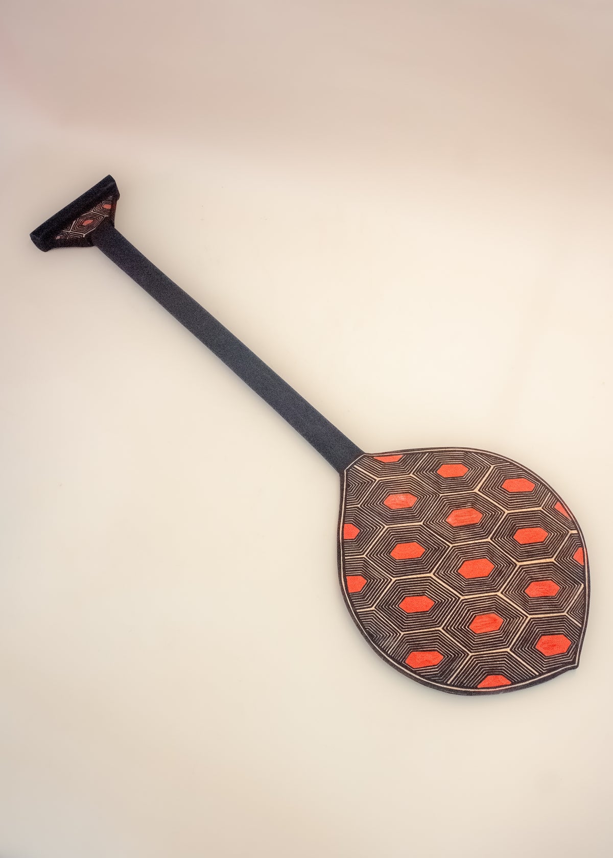 Os Remos indígenas são feitos de madeira que vem da floresta em pé, e são esculpidos e pintados à mão pelos povos indígenas do Brasil. Ganhe 10% de desconto na sua primeira compra!