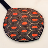 Os Remos indígenas são feitos de madeira que vem da floresta em pé, e são esculpidos e pintados à mão pelos povos indígenas do Brasil. Ganhe 10% de desconto na sua primeira compra!