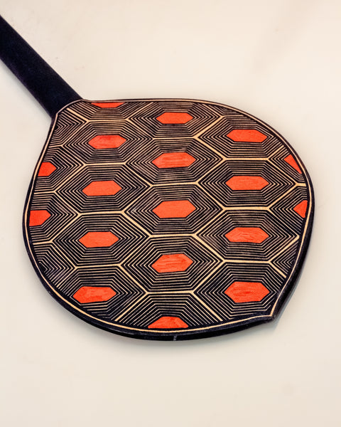 Os Remos indígenas são feitos de madeira que vem da floresta em pé, e são esculpidos e pintados à mão pelos povos indígenas do Brasil. Ganhe 10% de desconto na sua primeira compra!