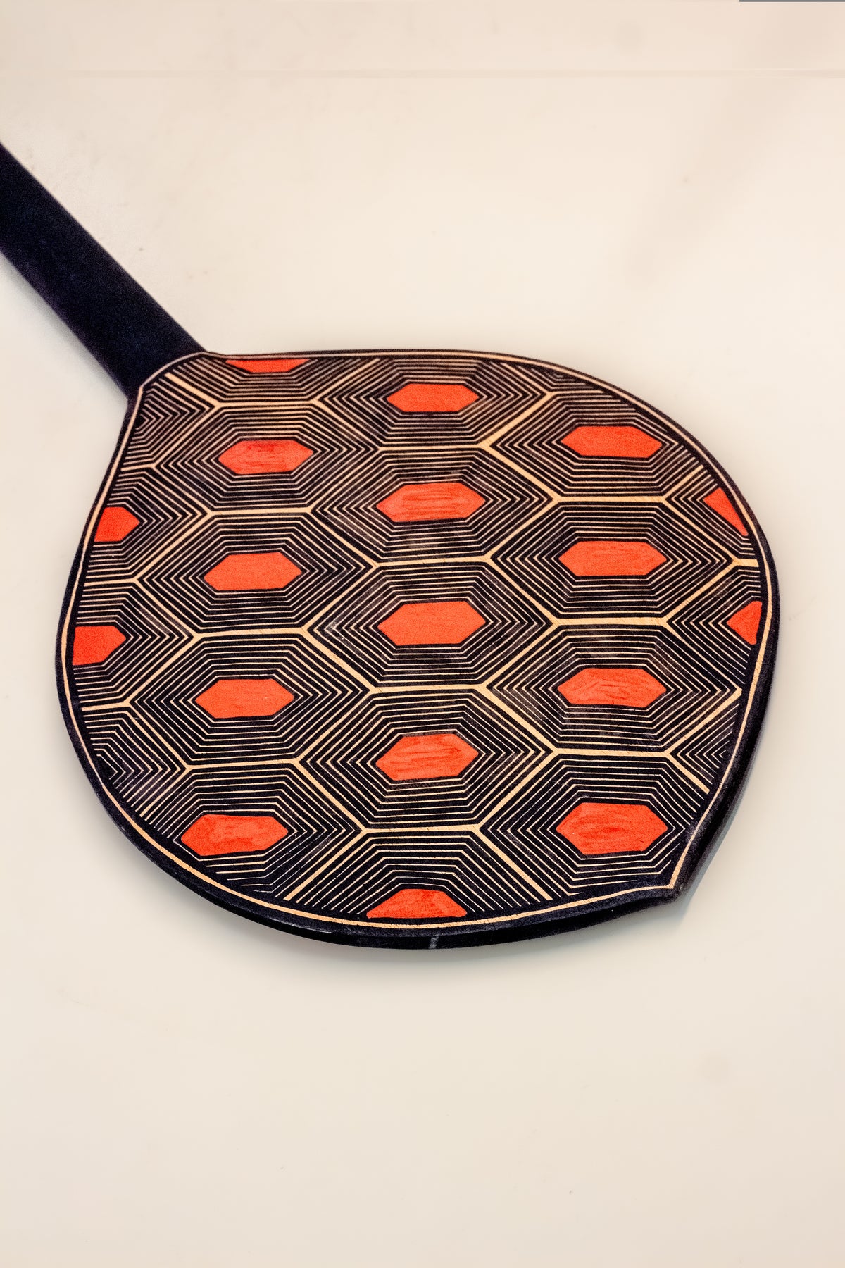 Os Remos indígenas são feitos de madeira que vem da floresta em pé, e são esculpidos e pintados à mão pelos povos indígenas do Brasil. Ganhe 10% de desconto na sua primeira compra!