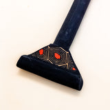 Os Remos indígenas são feitos de madeira que vem da floresta em pé, e são esculpidos e pintados à mão pelos povos indígenas do Brasil. Ganhe 10% de desconto na sua primeira compra!