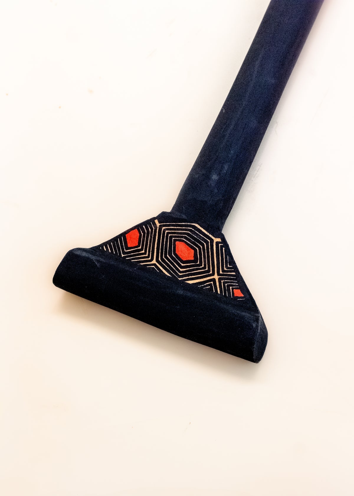 Os Remos indígenas são feitos de madeira que vem da floresta em pé, e são esculpidos e pintados à mão pelos povos indígenas do Brasil. Ganhe 10% de desconto na sua primeira compra!