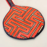 Os Remos indígenas são feitos de madeira que vem da floresta em pé, e são esculpidos e pintados à mão pelos povos indígenas do Brasil. Ganhe 10% de desconto na sua primeira compra!