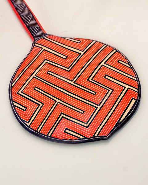 Os Remos indígenas são feitos de madeira que vem da floresta em pé, e são esculpidos e pintados à mão pelos povos indígenas do Brasil. Ganhe 10% de desconto na sua primeira compra!