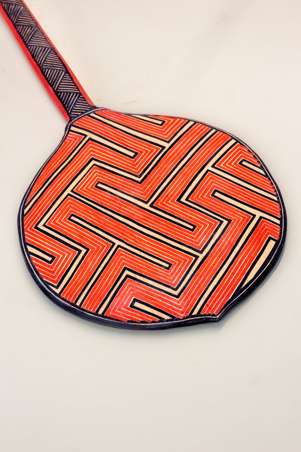 Os Remos indígenas são feitos de madeira que vem da floresta em pé, e são esculpidos e pintados à mão pelos povos indígenas do Brasil. Ganhe 10% de desconto na sua primeira compra!