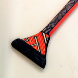 Os Remos indígenas são feitos de madeira que vem da floresta em pé, e são esculpidos e pintados à mão pelos povos indígenas do Brasil. Ganhe 10% de desconto na sua primeira compra!