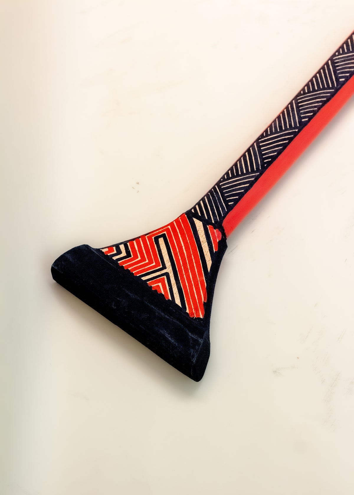 Os Remos indígenas são feitos de madeira que vem da floresta em pé, e são esculpidos e pintados à mão pelos povos indígenas do Brasil. Ganhe 10% de desconto na sua primeira compra!