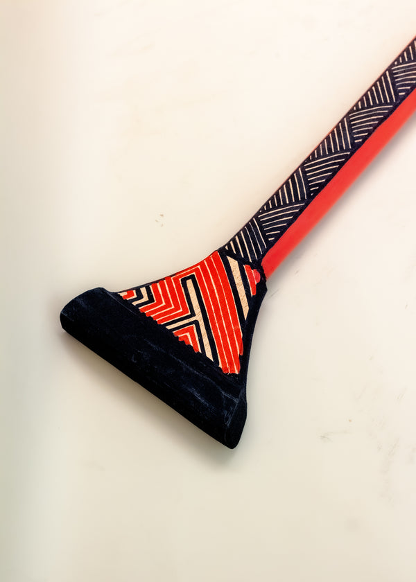 Os Remos indígenas são feitos de madeira que vem da floresta em pé, e são esculpidos e pintados à mão pelos povos indígenas do Brasil. Ganhe 10% de desconto na sua primeira compra!