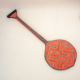 Os Remos indígenas são feitos de madeira que vem da floresta em pé, e são esculpidos e pintados à mão pelos povos indígenas do Brasil. Ganhe 10% de desconto na sua primeira compra!