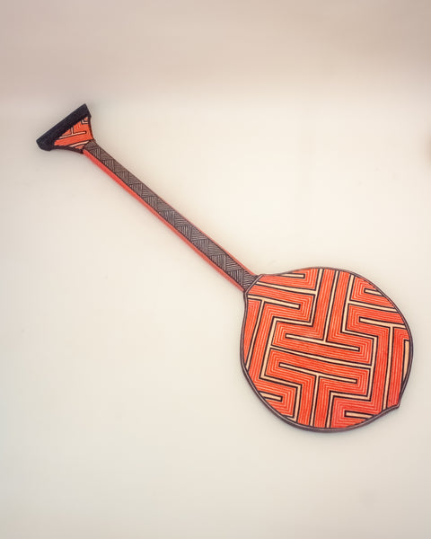 Os Remos indígenas são feitos de madeira que vem da floresta em pé, e são esculpidos e pintados à mão pelos povos indígenas do Brasil. Ganhe 10% de desconto na sua primeira compra!