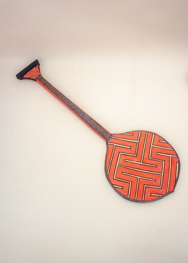 Os Remos indígenas são feitos de madeira que vem da floresta em pé, e são esculpidos e pintados à mão pelos povos indígenas do Brasil. Ganhe 10% de desconto na sua primeira compra!