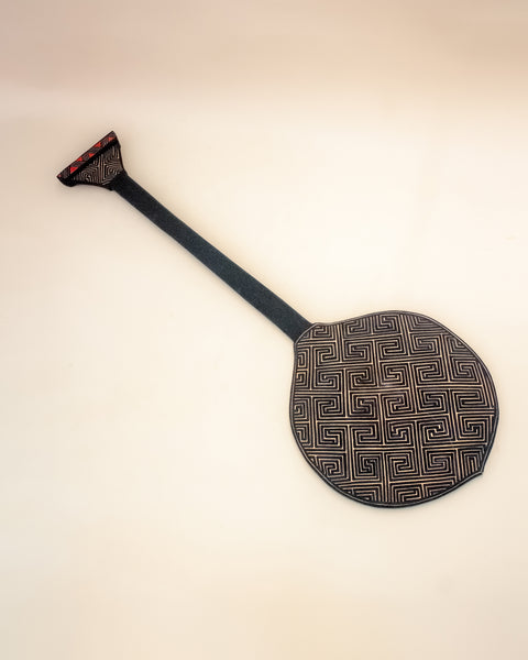 Os Remos indígenas são feitos de madeira que vem da floresta em pé, e são esculpidos e pintados à mão pelos povos indígenas do Brasil. Ganhe 10% de desconto na sua primeira compra!