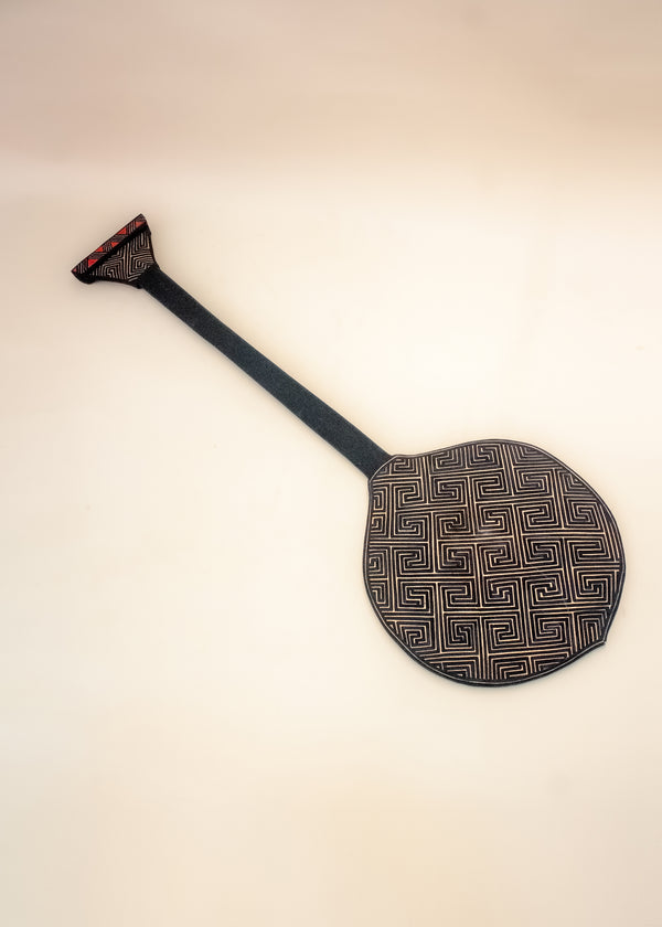 Os Remos indígenas são feitos de madeira que vem da floresta em pé, e são esculpidos e pintados à mão pelos povos indígenas do Brasil. Ganhe 10% de desconto na sua primeira compra!