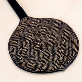 Os Remos indígenas são feitos de madeira que vem da floresta em pé, e são esculpidos e pintados à mão pelos povos indígenas do Brasil. Ganhe 10% de desconto na sua primeira compra!