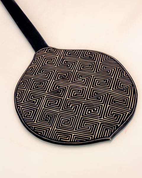 Os Remos indígenas são feitos de madeira que vem da floresta em pé, e são esculpidos e pintados à mão pelos povos indígenas do Brasil. Ganhe 10% de desconto na sua primeira compra!