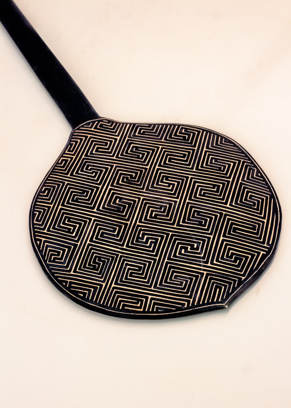 Os Remos indígenas são feitos de madeira que vem da floresta em pé, e são esculpidos e pintados à mão pelos povos indígenas do Brasil. Ganhe 10% de desconto na sua primeira compra!