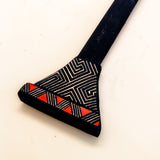 Os Remos indígenas são feitos de madeira que vem da floresta em pé, e são esculpidos e pintados à mão pelos povos indígenas do Brasil. Ganhe 10% de desconto na sua primeira compra!