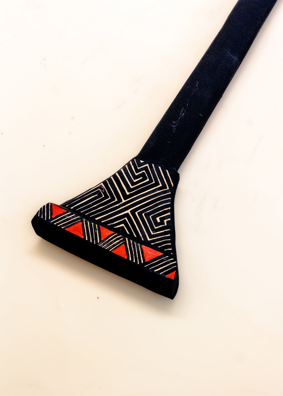 Os Remos indígenas são feitos de madeira que vem da floresta em pé, e são esculpidos e pintados à mão pelos povos indígenas do Brasil. Ganhe 10% de desconto na sua primeira compra!