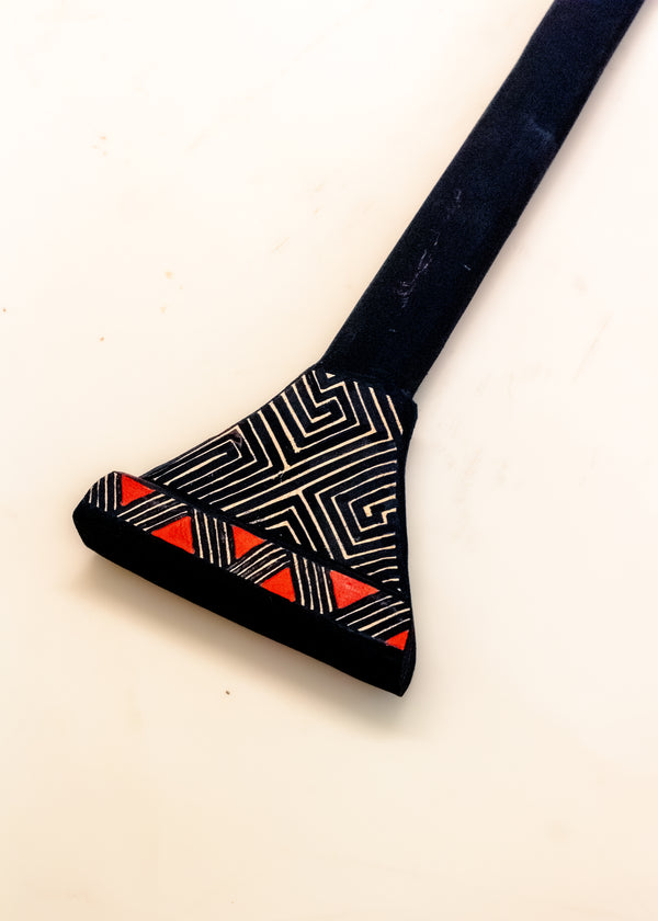 Os Remos indígenas são feitos de madeira que vem da floresta em pé, e são esculpidos e pintados à mão pelos povos indígenas do Brasil. Ganhe 10% de desconto na sua primeira compra!