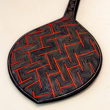 Os Remos indígenas são feitos de madeira que vem da floresta em pé, e são esculpidos e pintados à mão pelos povos indígenas do Brasil. Ganhe 10% de desconto na sua primeira compra!