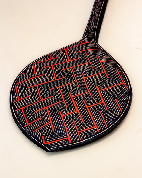 Os Remos indígenas são feitos de madeira que vem da floresta em pé, e são esculpidos e pintados à mão pelos povos indígenas do Brasil. Ganhe 10% de desconto na sua primeira compra!