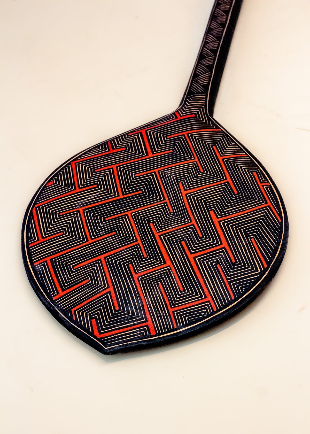 Os Remos indígenas são feitos de madeira que vem da floresta em pé, e são esculpidos e pintados à mão pelos povos indígenas do Brasil. Ganhe 10% de desconto na sua primeira compra!