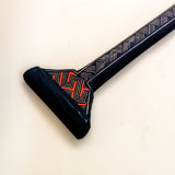 Os Remos indígenas são feitos de madeira que vem da floresta em pé, e são esculpidos e pintados à mão pelos povos indígenas do Brasil. Ganhe 10% de desconto na sua primeira compra!