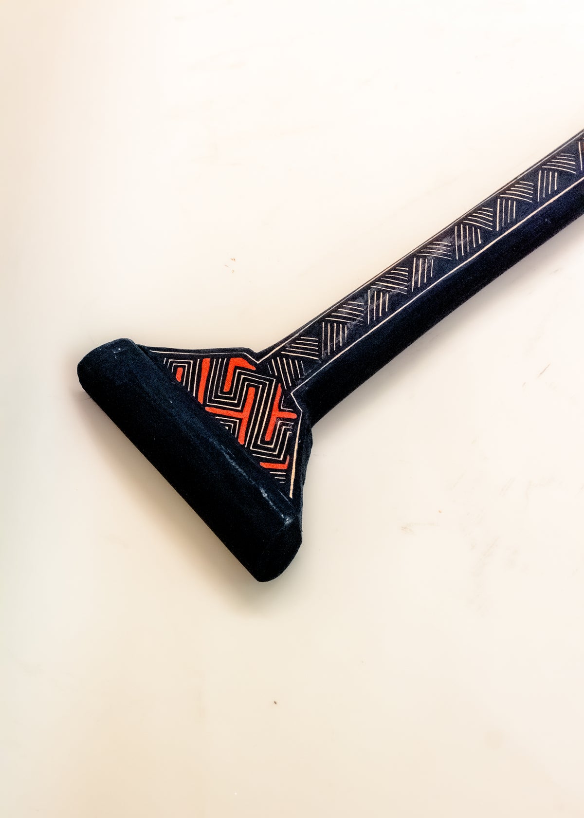 Os Remos indígenas são feitos de madeira que vem da floresta em pé, e são esculpidos e pintados à mão pelos povos indígenas do Brasil. Ganhe 10% de desconto na sua primeira compra!