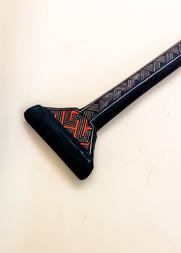 Os Remos indígenas são feitos de madeira que vem da floresta em pé, e são esculpidos e pintados à mão pelos povos indígenas do Brasil. Ganhe 10% de desconto na sua primeira compra!