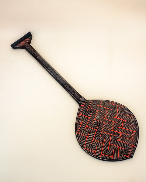 Os Remos indígenas são feitos de madeira que vem da floresta em pé, e são esculpidos e pintados à mão pelos povos indígenas do Brasil. Ganhe 10% de desconto na sua primeira compra!